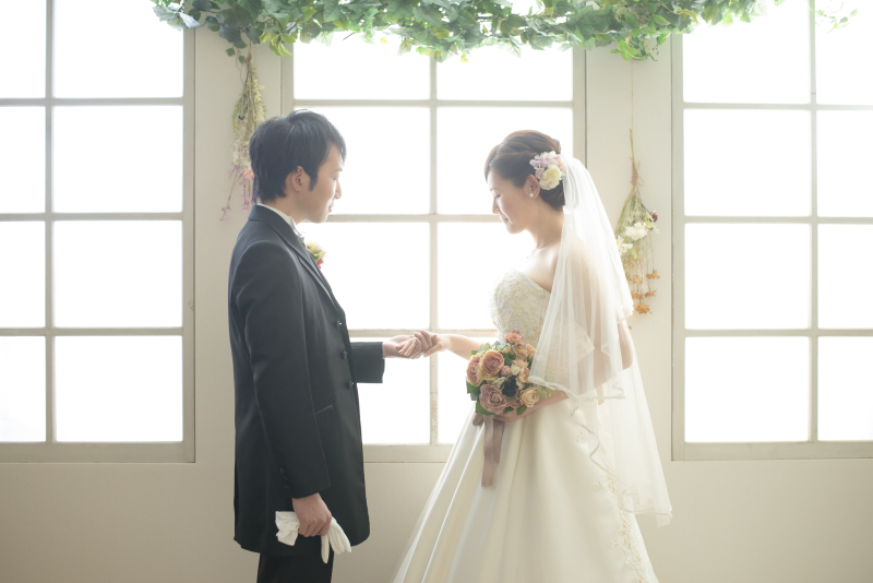 手を取り合って