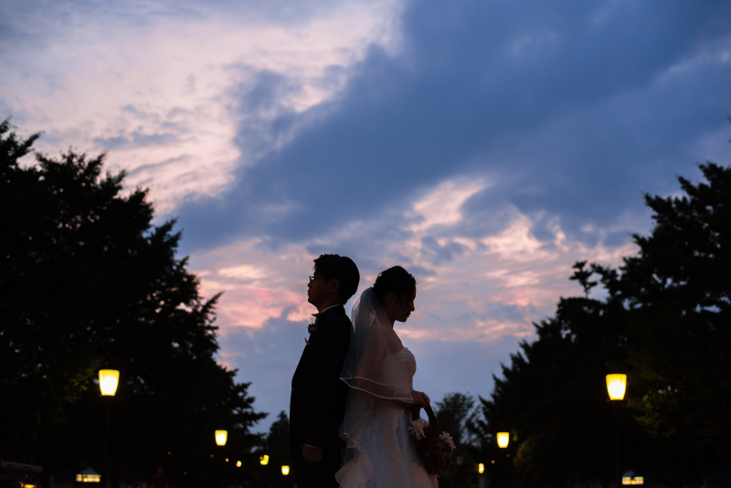 夕焼けをバックに
