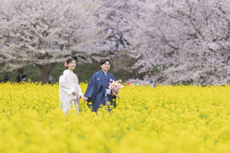 手を繋いで笑顔満点のお二人がとても素敵ですね！