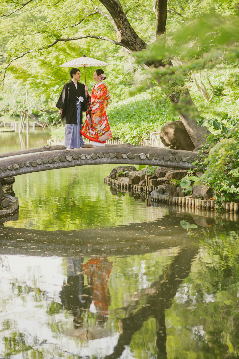 大きな太鼓橋の上で*