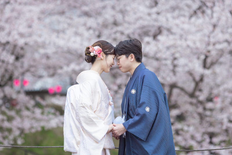 おでこを合わせたお二人がとても素敵なショットに