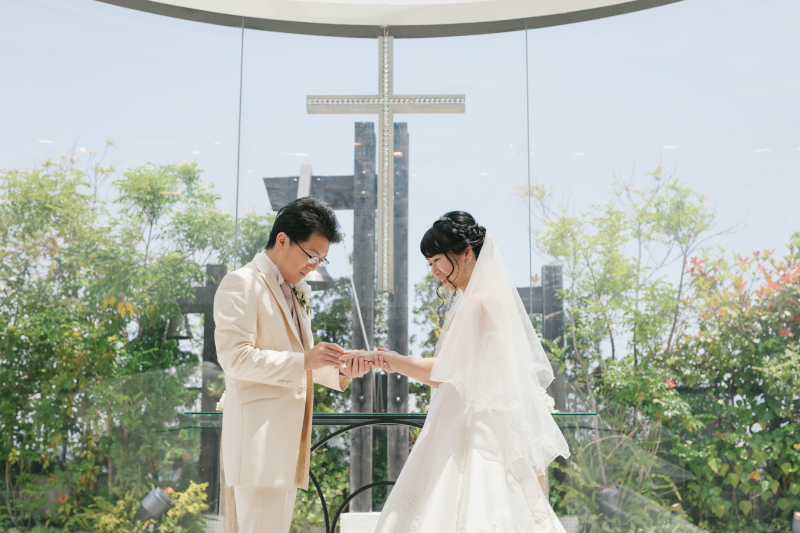 十字架の前で。。