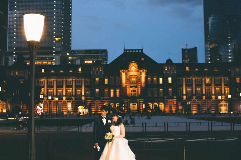 東京駅全体をバックに