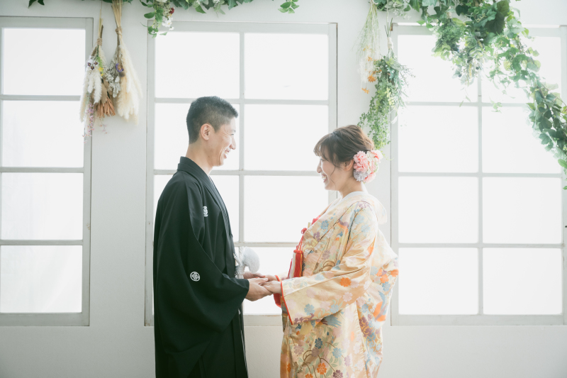 手をとりあって