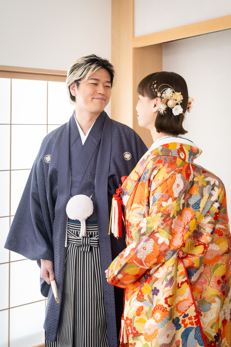 自然な笑顔で見つめ合っているお二人の表情が素敵