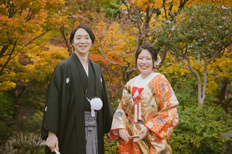 紅葉をバックに