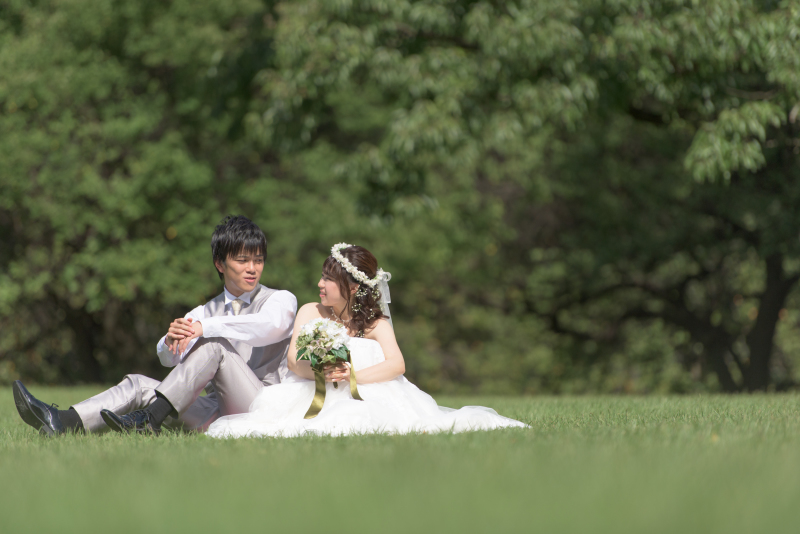 仲良く座りながら