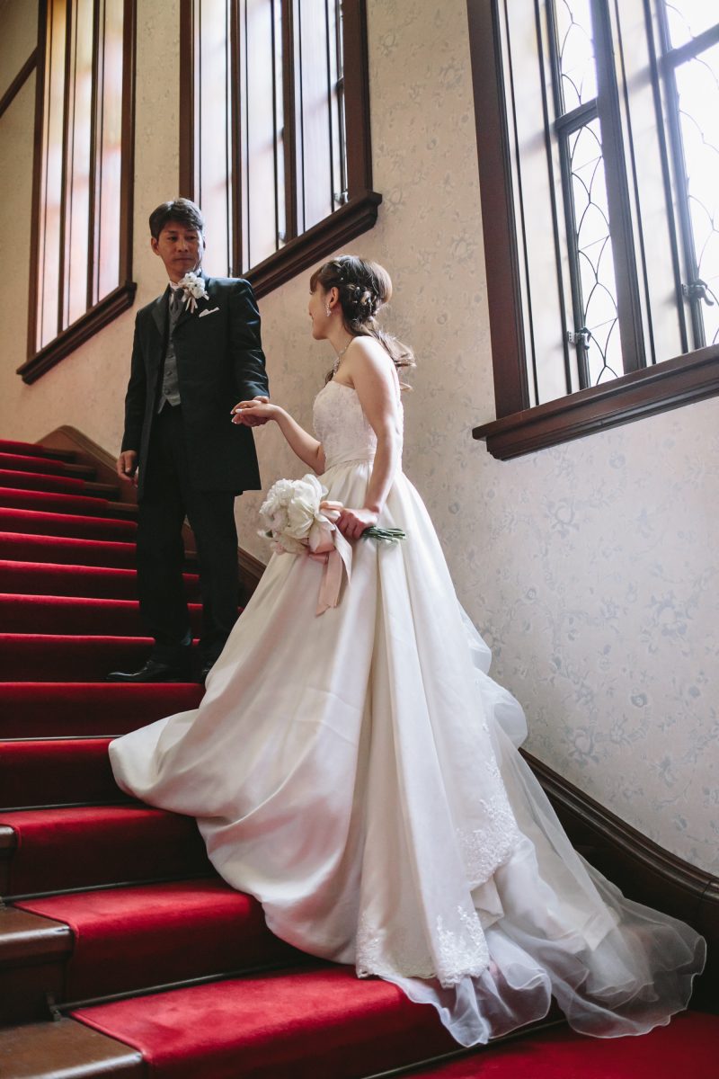 階段でエスコート