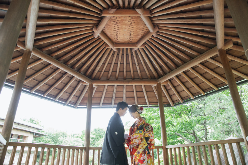 手を取り合って