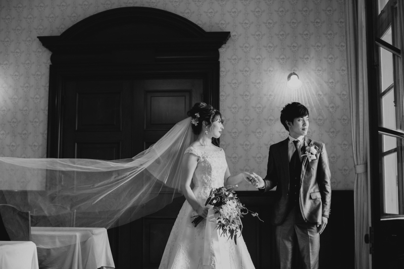 ベールが風になびかれて