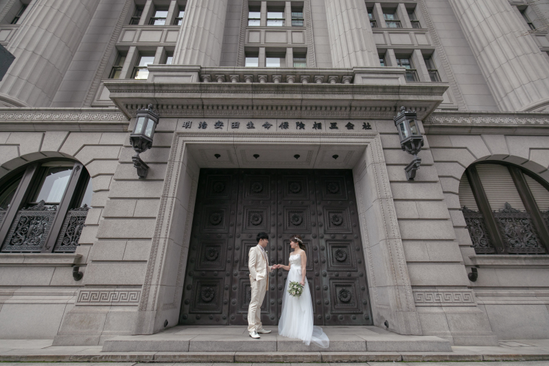 手を取り合って