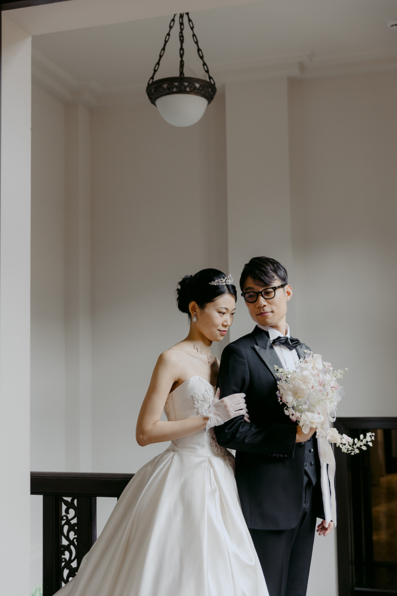 肩を寄せ合いうお二人がとてもおしゃれで素敵な1枚