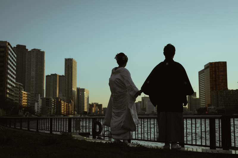 街並みをバックに