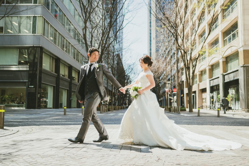 手を取り合って