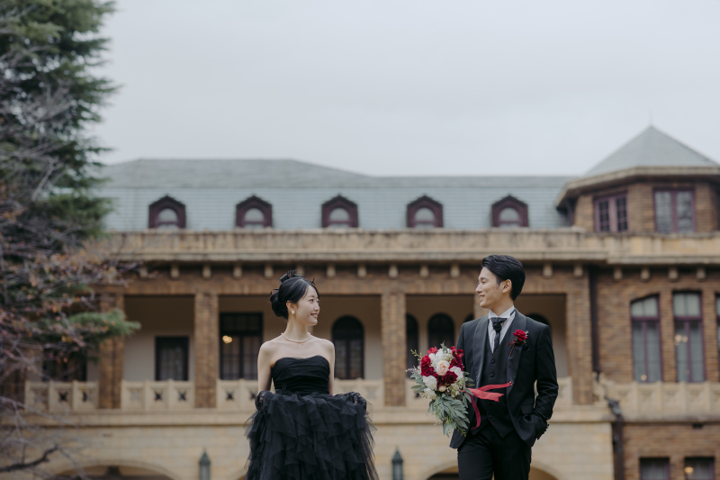 ラストは建物を背景に