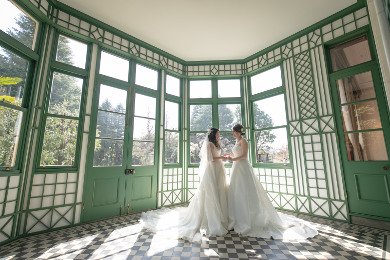 手を取り合って