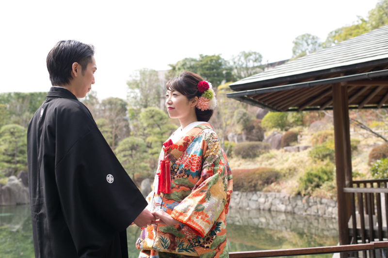 手を取り合って