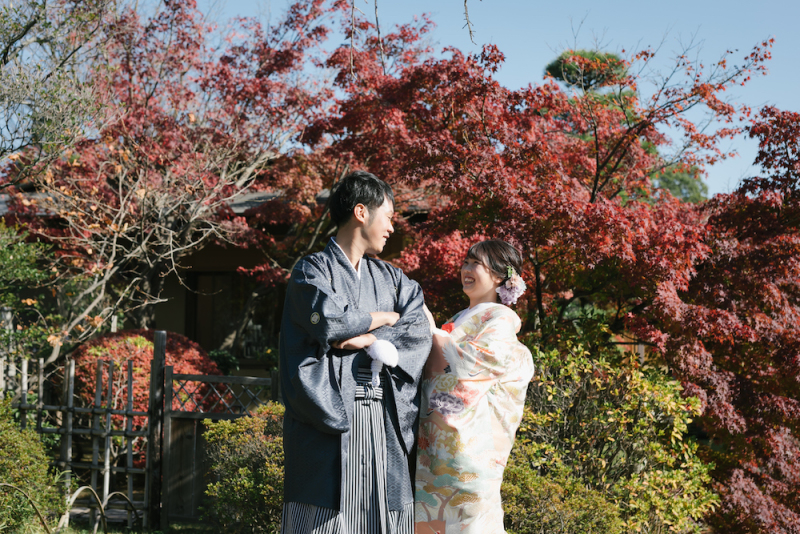 笑顔で見つめ合って