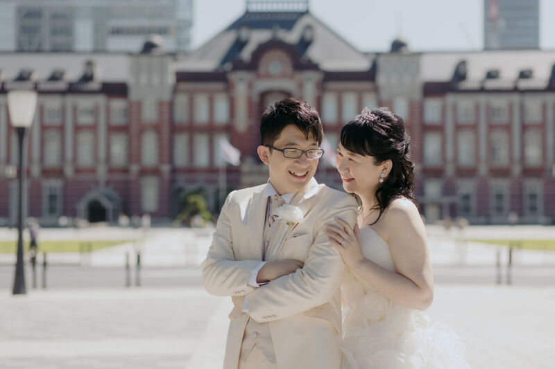 東京駅をバックに