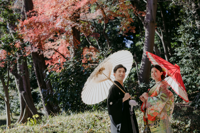 紅葉をバックに