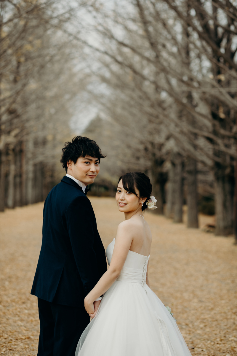 並木道を背景に