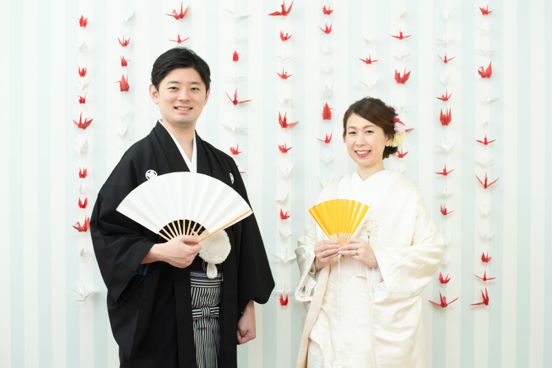 紅白の折り鶴と