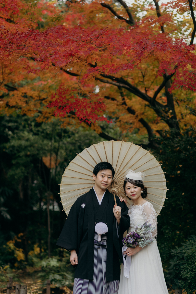 紅葉をバックに