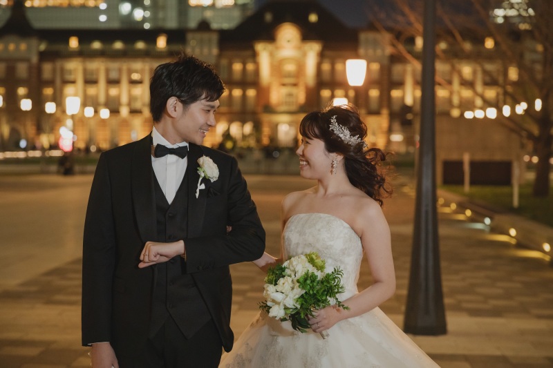 東京駅をバックに