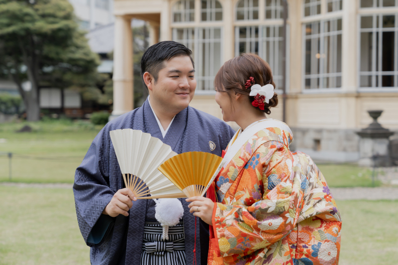 扇子を持って