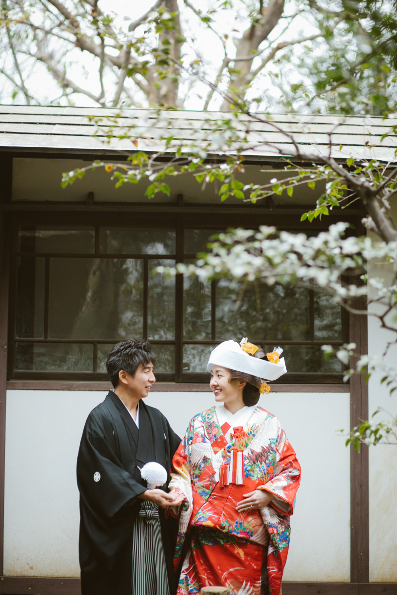 手を取り合って