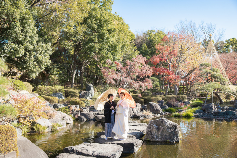 お着物がより一層映える、趣深い庭園を背に一枚