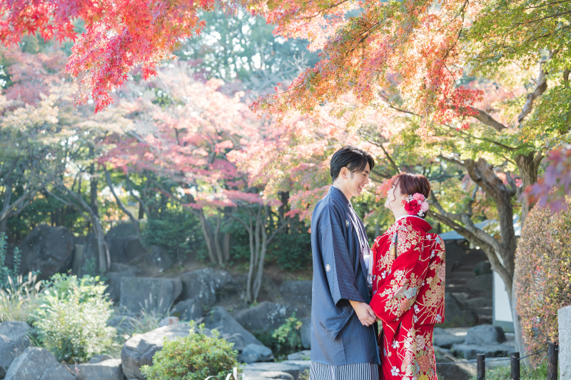 紅葉をバックに!迫力満点の和装撮影スタートです!
