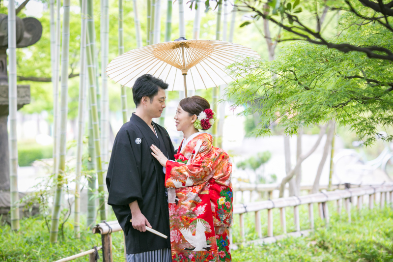 竹林をバックに、