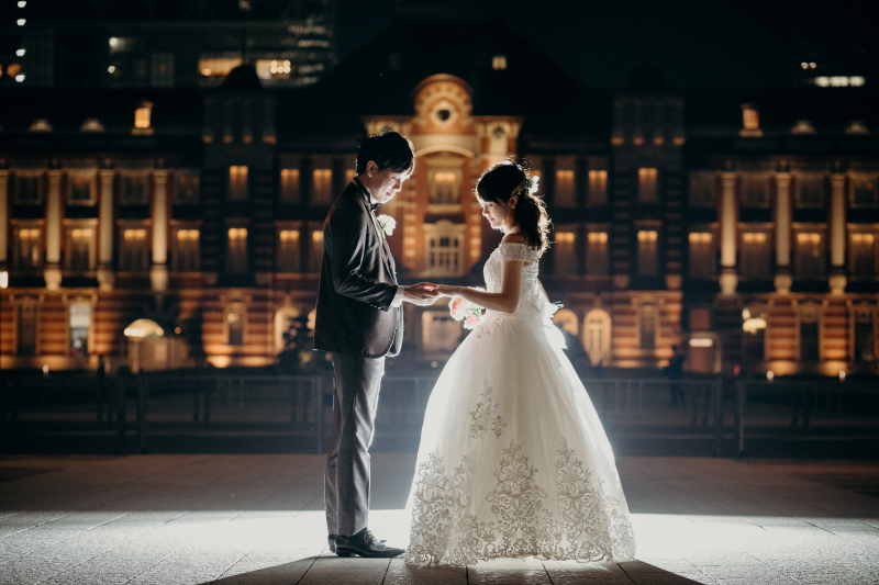 東京駅をバックに
