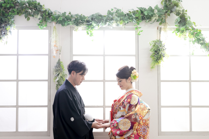 手を取り合って