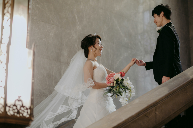 階段で手をとって