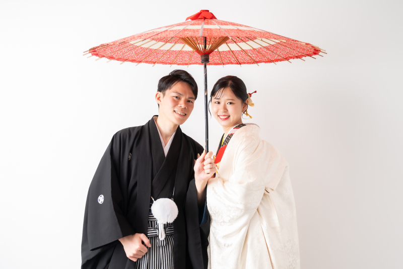 白背景でシンプルに！素敵な衣装が際立ちますね！