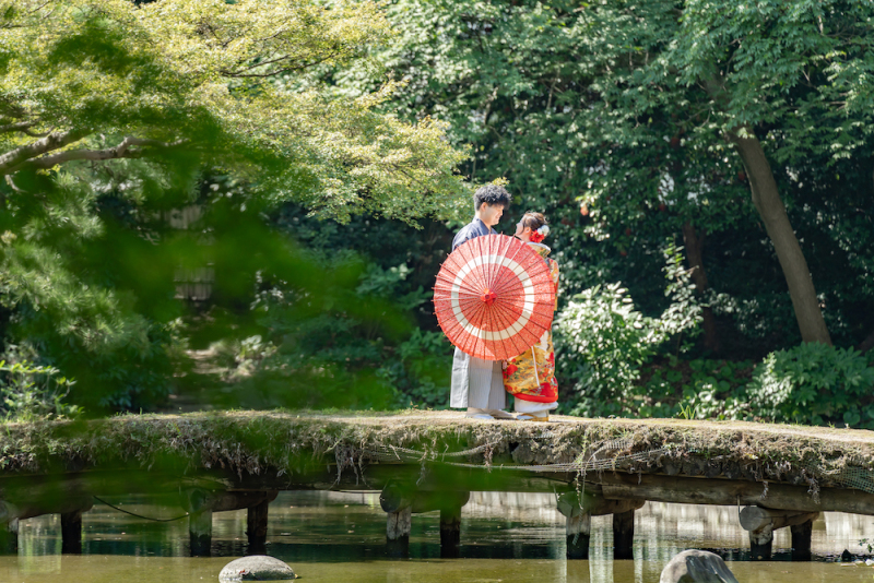 橋の上で