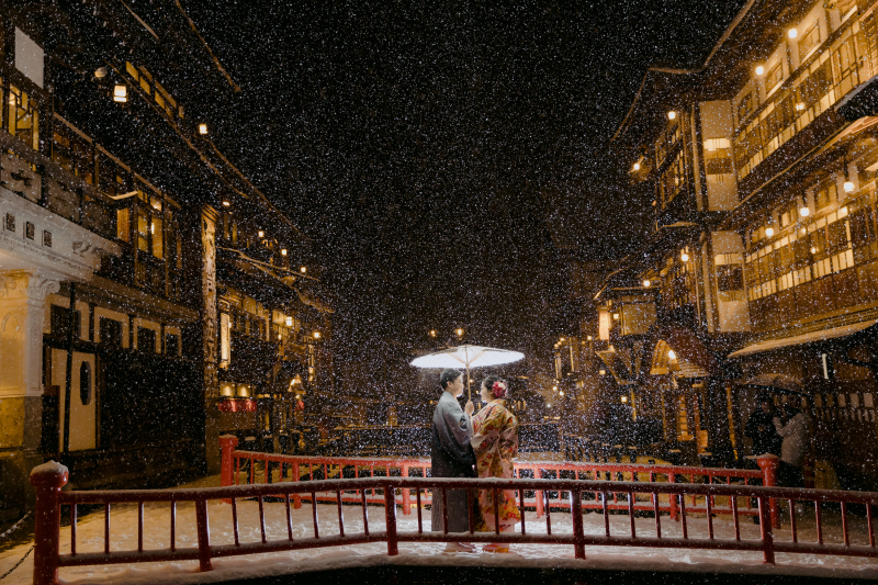 銀山温泉の夜景と共に
