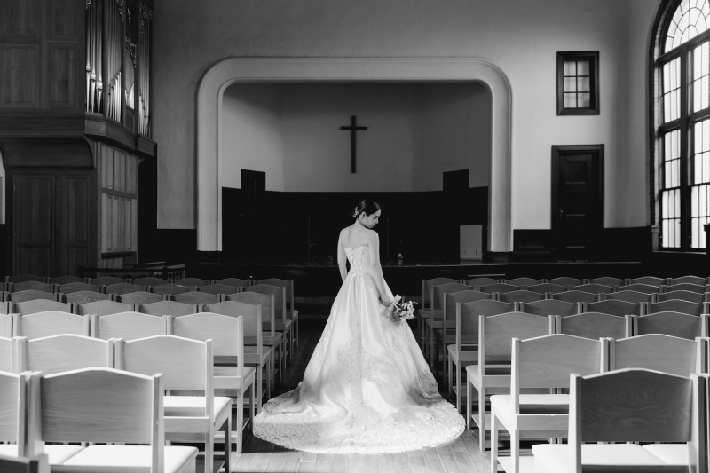 ご新婦様ソロショット!モノクロがとても素敵な1枚