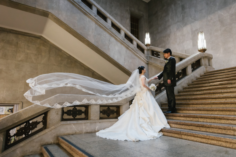  階段に映える！素敵なロングベールをいかした撮影 