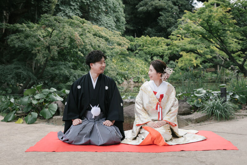 庭園の中で正座ショット