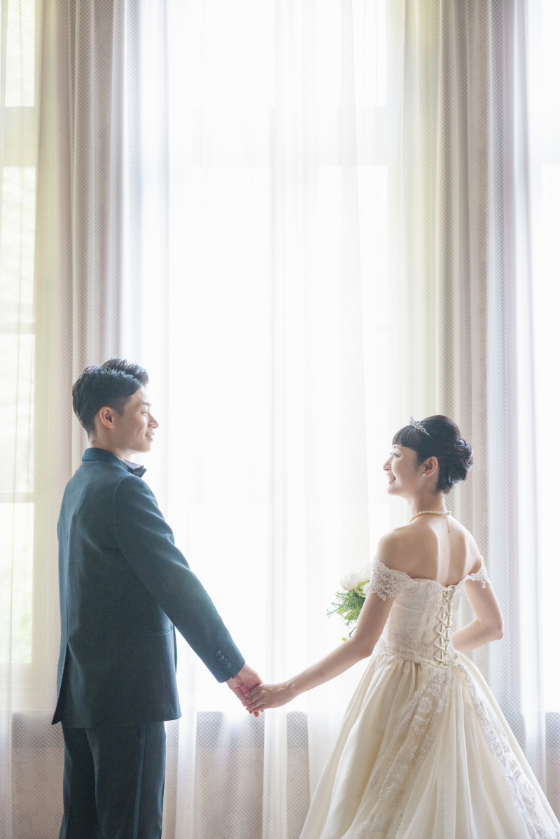 手を繋ぎ、見つめ合うお二人の素敵な表情が印象的