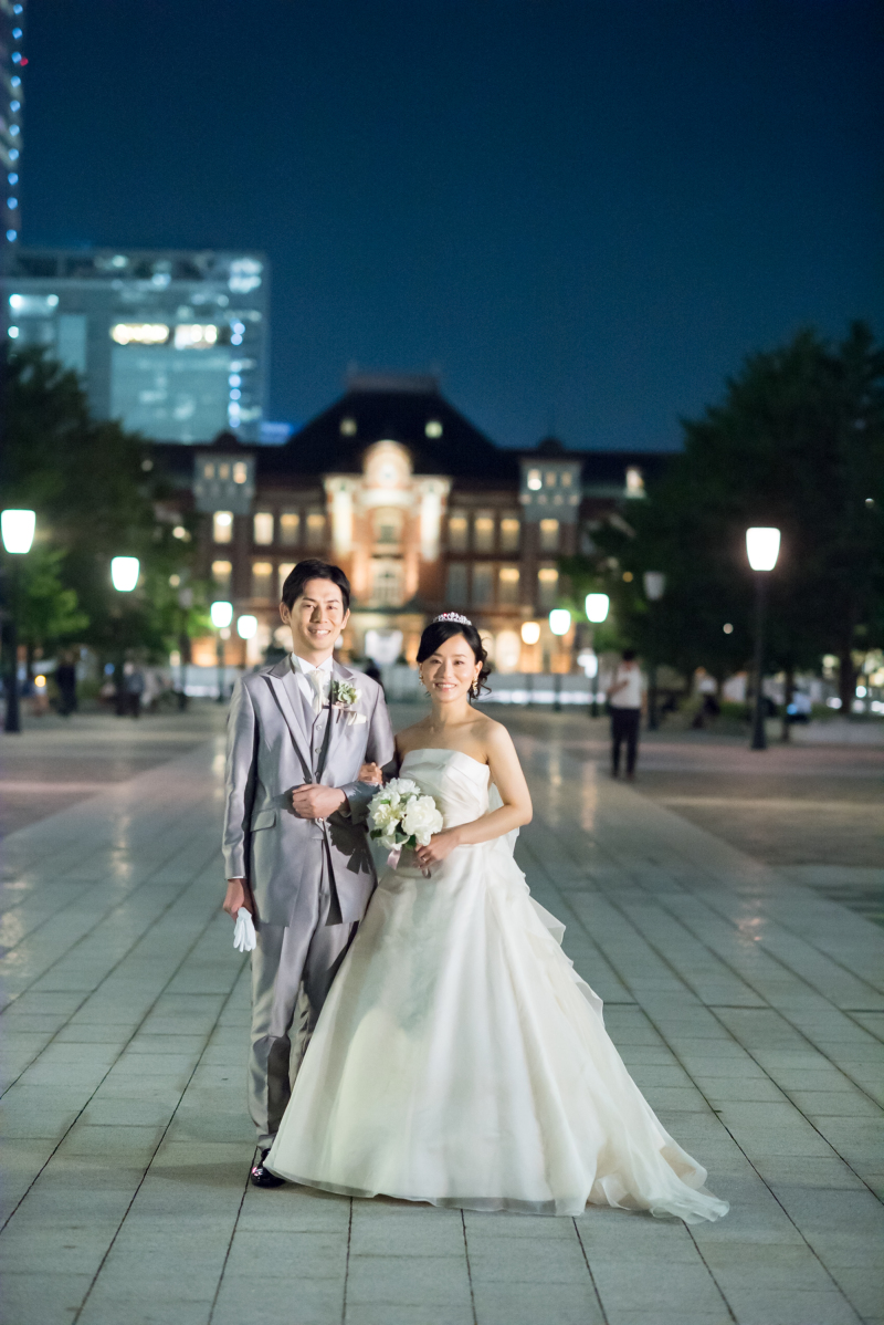 東京駅をバックに♡