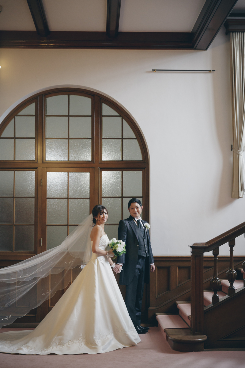 手を繋ぎながら