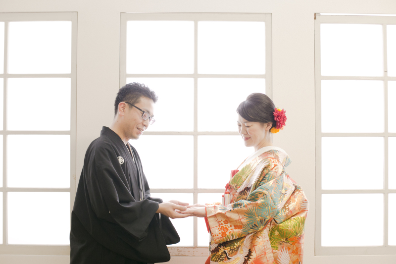 優しく手を添えて