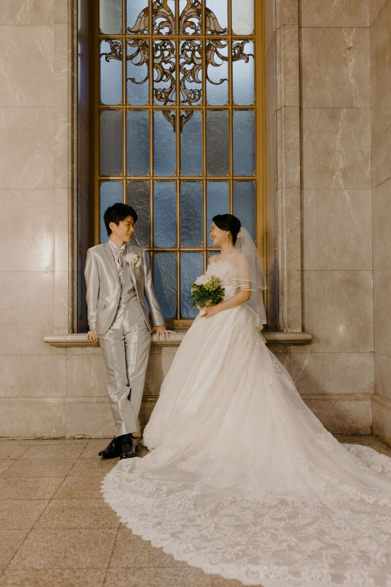 ステンドグラスの前で