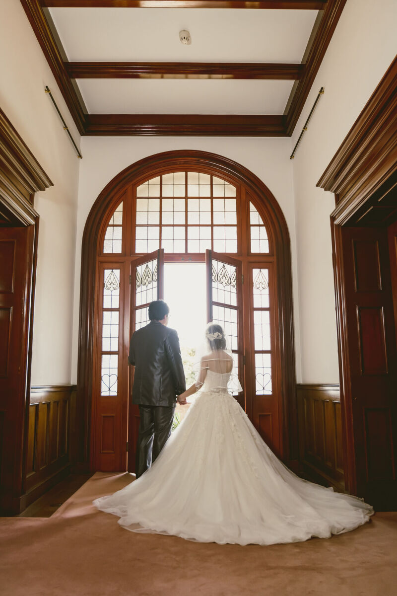 大きなステンドグラスの前で