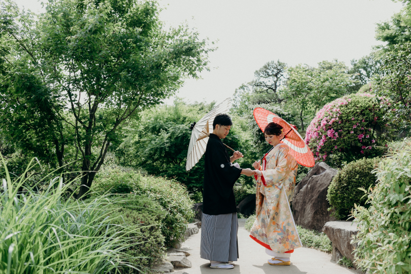 手を取り合って