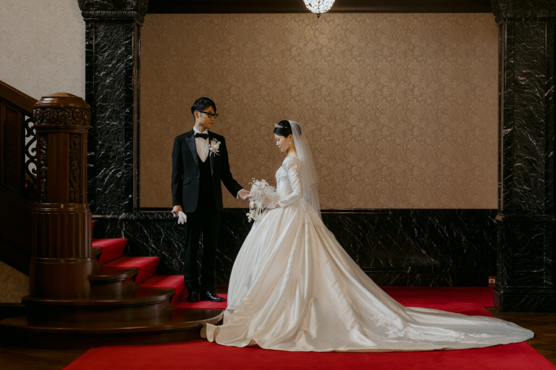 トレーンの長いドレスはぜひバックショットも!